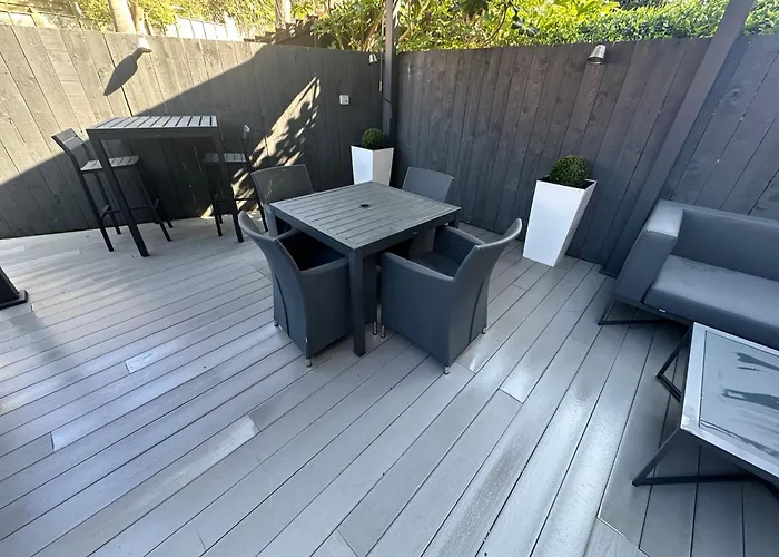 Sugar Reef - A Fantastic Modern House With Garden, Free Parking For 2 Cars, Free Use Of Electric Vehicle Point, Whitby Beach, Shops, Bars And Restaurants Just A 10 Minute Walk Away!