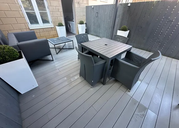 Sugar Reef - A Fantastic Modern House With Garden, Free Parking For 2 Cars, Free Use Of Electric Vehicle Point, Whitby Beach, Shops, Bars And Restaurants Just A 10 Minute Walk Away!