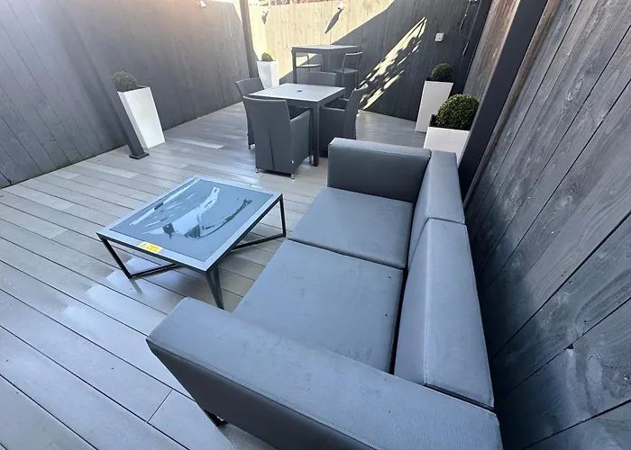 Sugar Reef - A Fantastic Modern House With Garden, Free Parking For 2 Cars, Free Use Of Electric Vehicle Point, Whitby Beach, Shops, Bars And Restaurants Just A 10 Minute Walk Away!