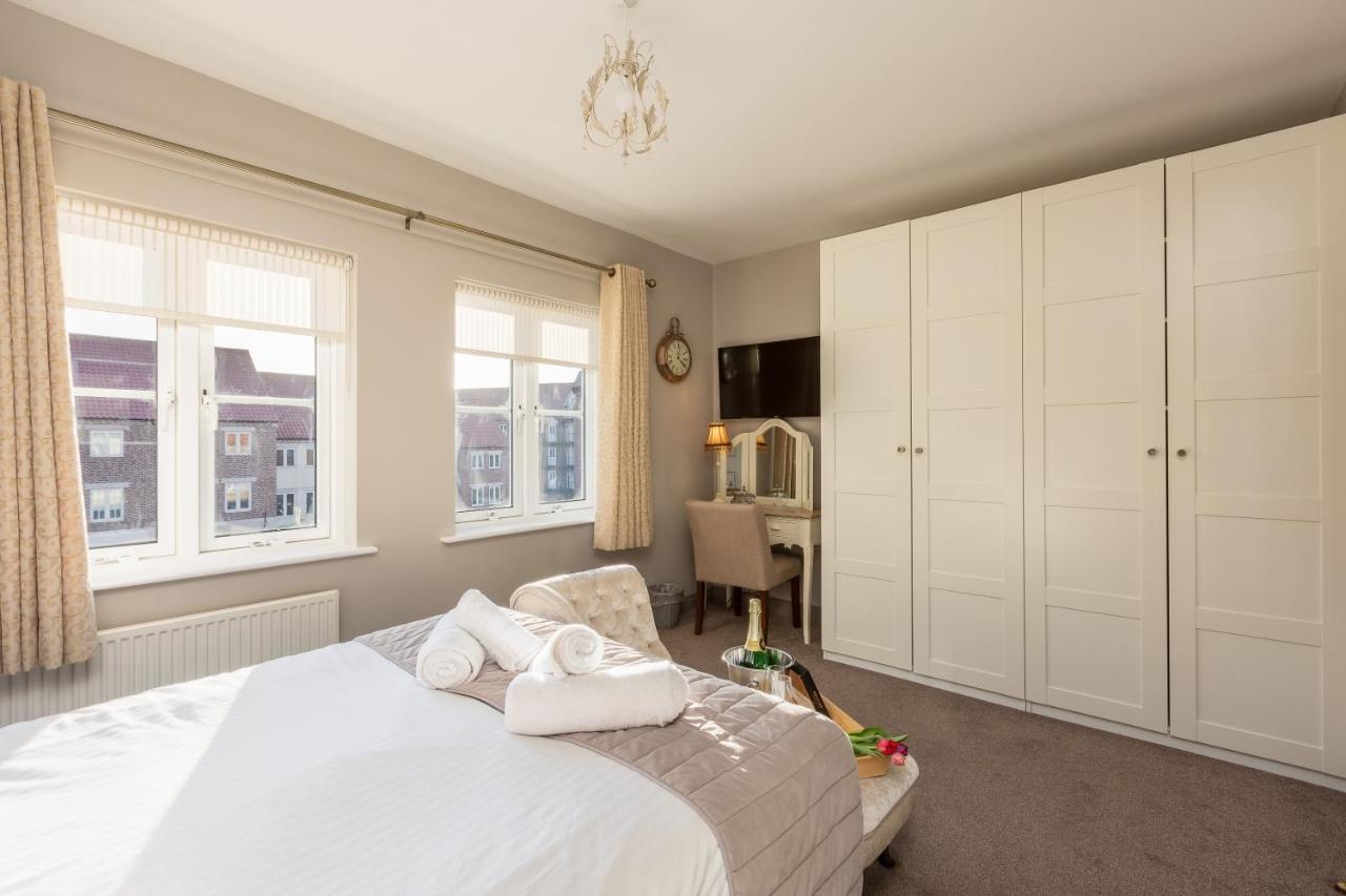 Sugar Reef - A Fantastic Modern House With Garden, Free Parking For 2 Cars, Free Use Of Electric Vehicle Point, Beach, Shops, Bars And Restaurants Just A 10 Minute Walk Away! Whitby