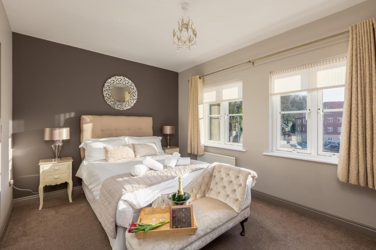 Sugar Reef - A Fantastic Modern House With Garden, Free Parking For 2 Cars, Free Use Of Electric Vehicle Point, Beach, Shops, Bars And Restaurants Just A 10 Minute Walk Away! *