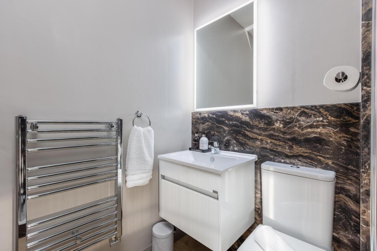 Sugar Reef - A Fantastic Modern House With Garden, Free Parking For 2 Cars, Free Use Of Electric Vehicle Point, Beach, Shops, Bars And Restaurants Just A 10 Minute Walk Away! *