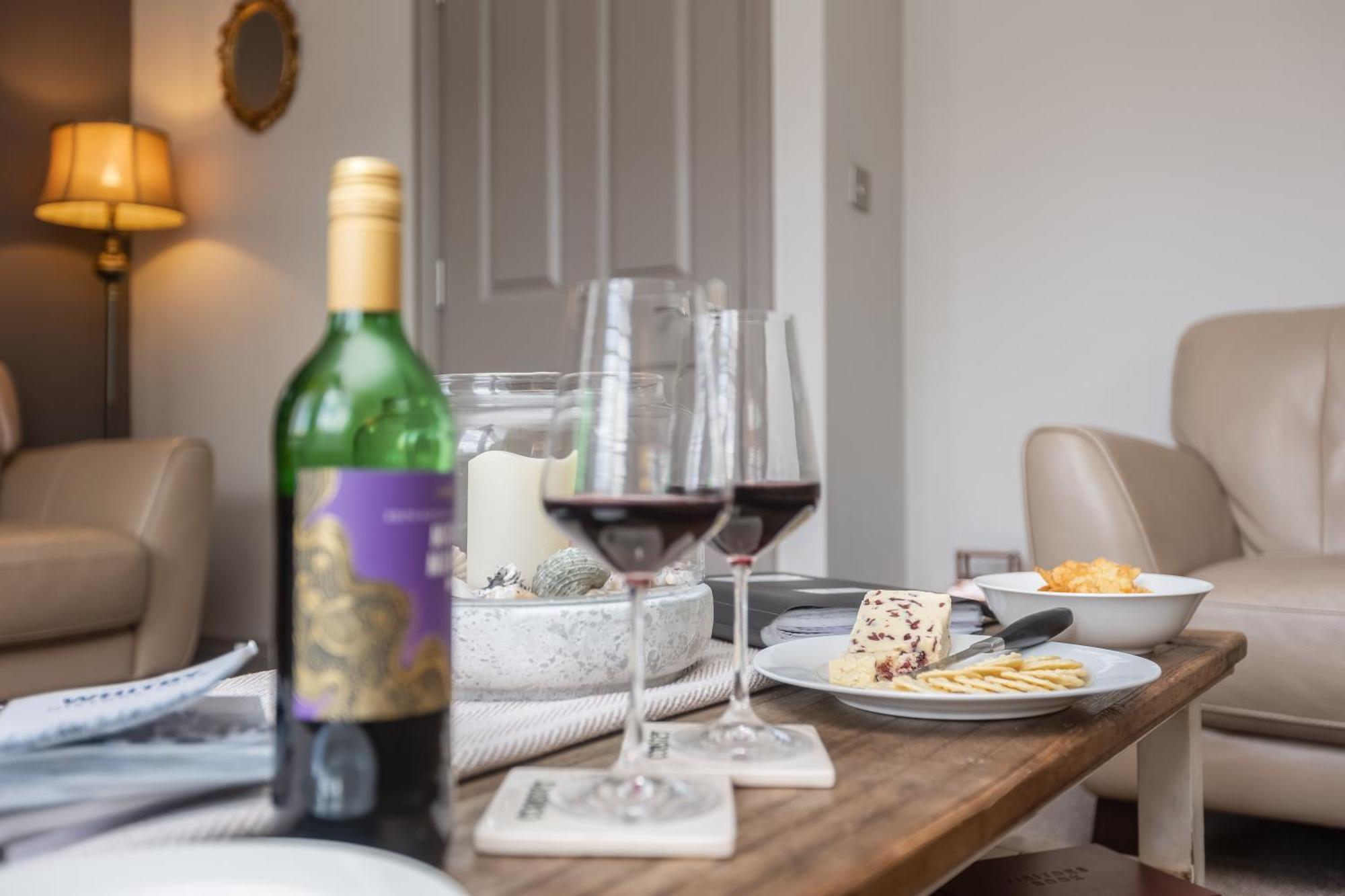 Sugar Reef - A Fantastic Modern House With Garden, Free Parking For 2 Cars, Free Use Of Electric Vehicle Point, Beach, Shops, Bars And Restaurants Just A 10 Minute Walk Away! Whitby
