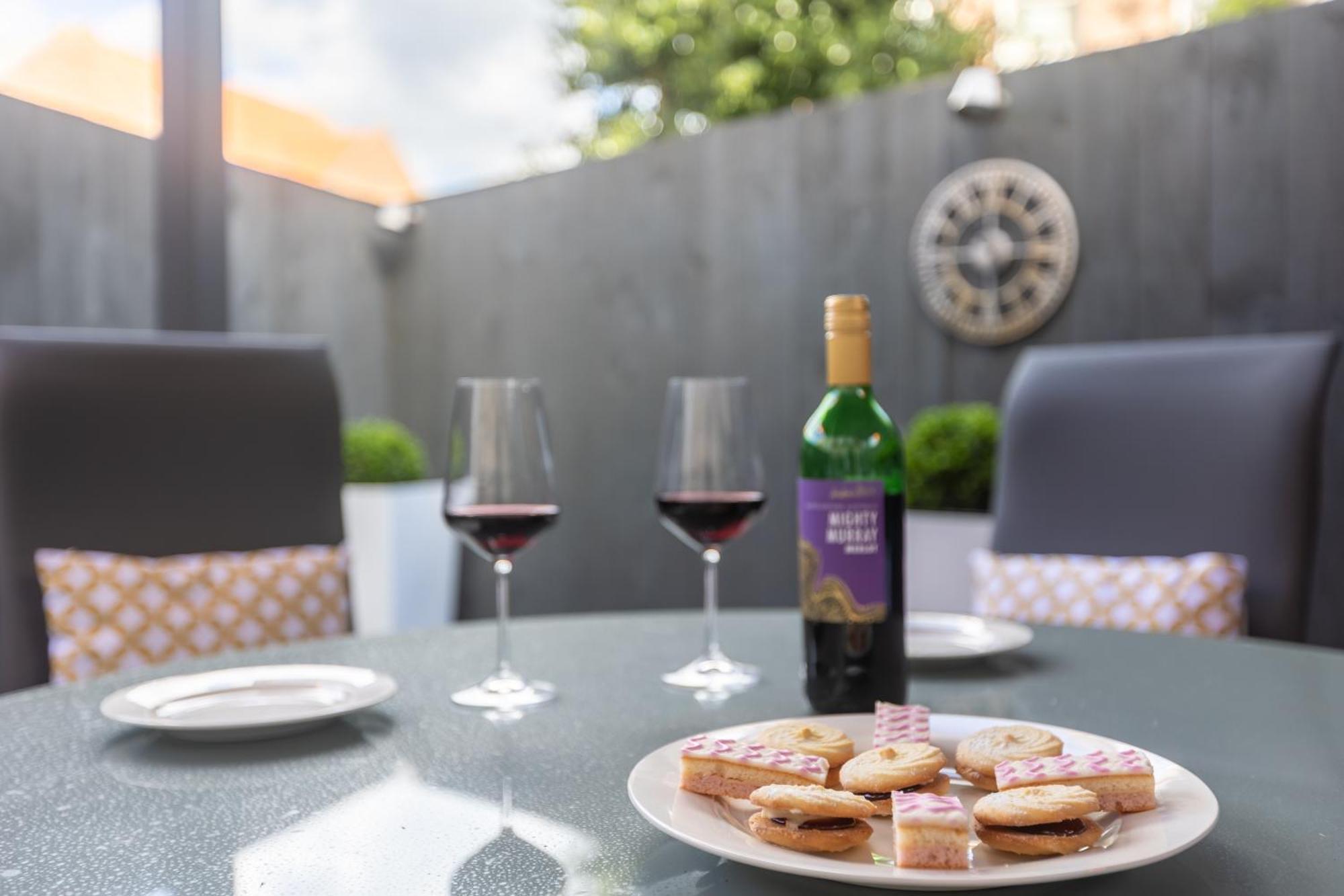 Sugar Reef - A Fantastic Modern House With Garden, Free Parking For 2 Cars, Free Use Of Electric Vehicle Point, Beach, Shops, Bars And Restaurants Just A 10 Minute Walk Away! Casa vacanze