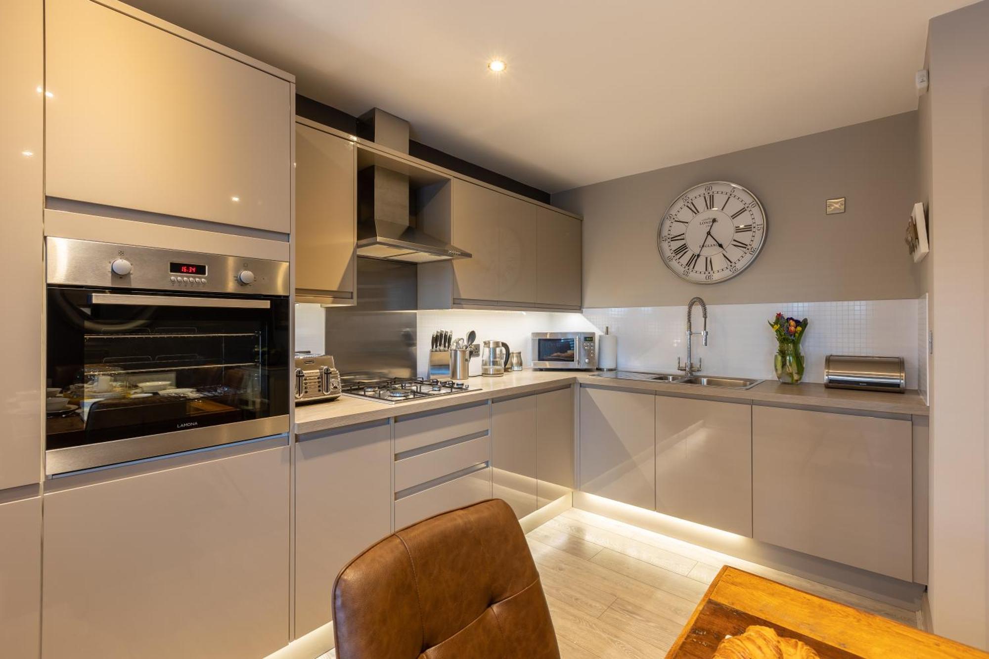 Sugar Reef - A Fantastic Modern House With Garden, Free Parking For 2 Cars, Free Use Of Electric Vehicle Point, Beach, Shops, Bars And Restaurants Just A 10 Minute Walk Away! Whitby