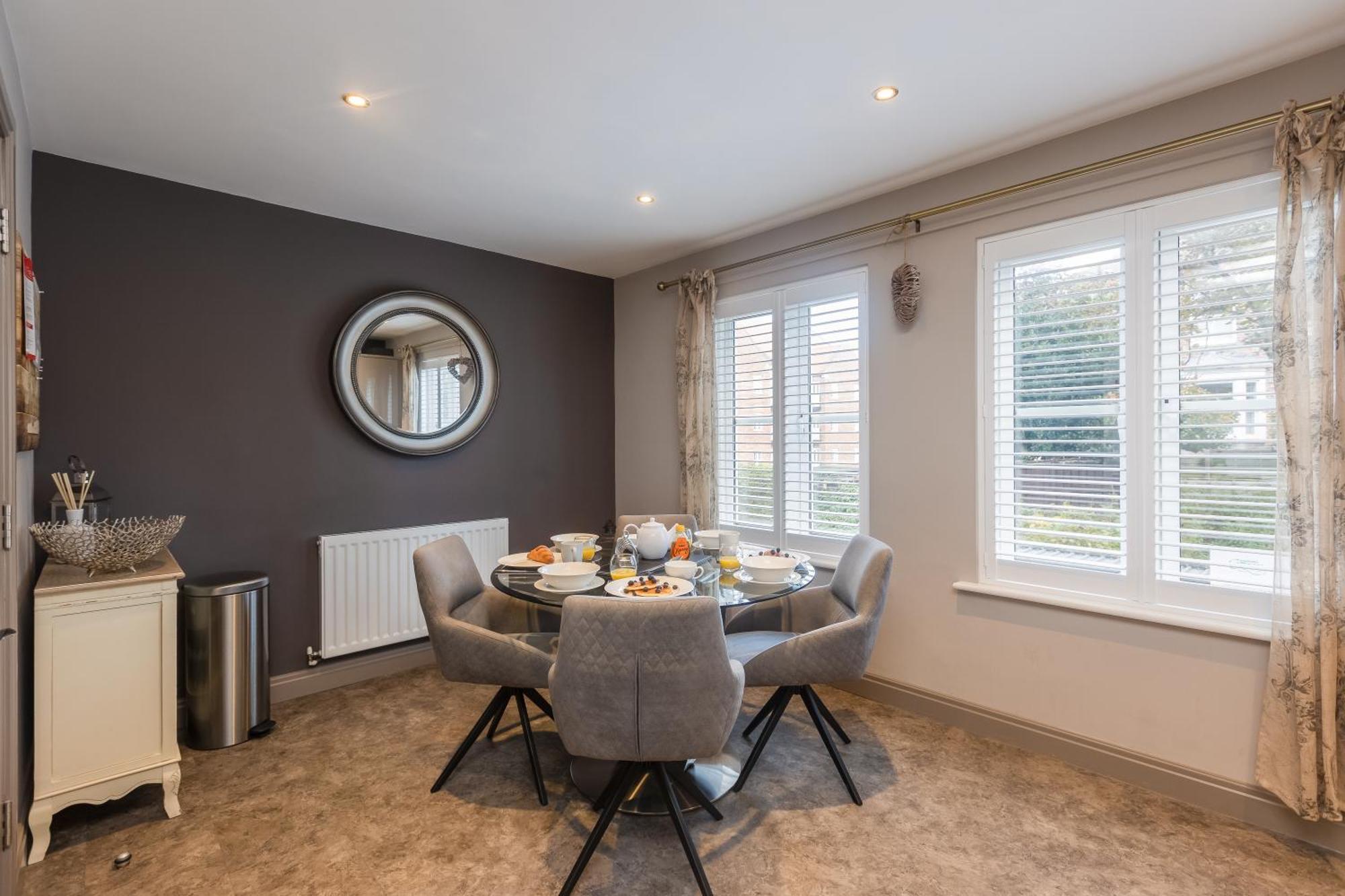 Sugar Reef - A Fantastic Modern House With Garden, Free Parking For 2 Cars, Free Use Of Electric Vehicle Point, Beach, Shops, Bars And Restaurants Just A 10 Minute Walk Away!
