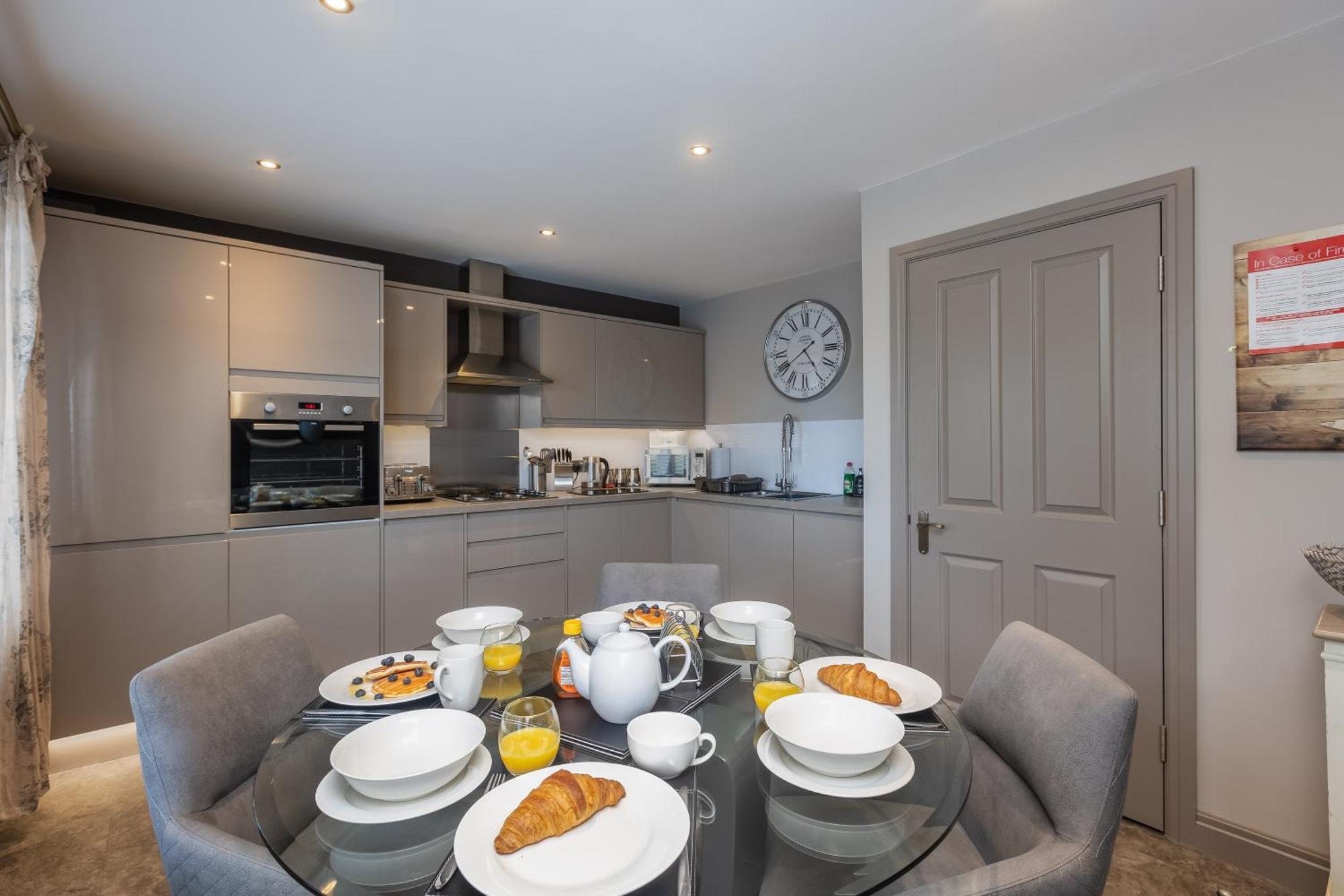 Sugar Reef - A Fantastic Modern House With Garden, Free Parking For 2 Cars, Free Use Of Electric Vehicle Point, Beach, Shops, Bars And Restaurants Just A 10 Minute Walk Away!